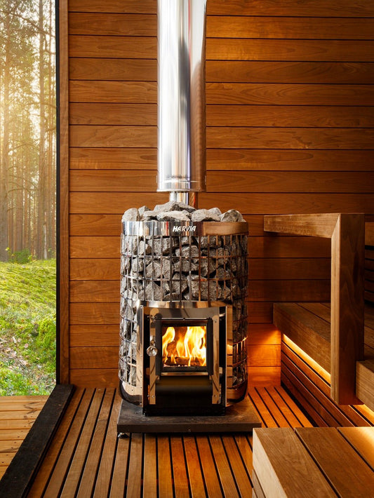 Calentador de leña de acero cilíndrico Harvia en acción.