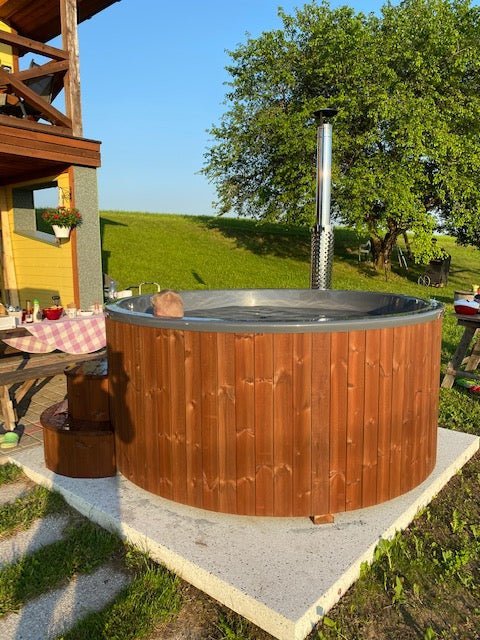 Jacuzzi Outdoor Thermalux 200 in use, featuring Thermowood.
