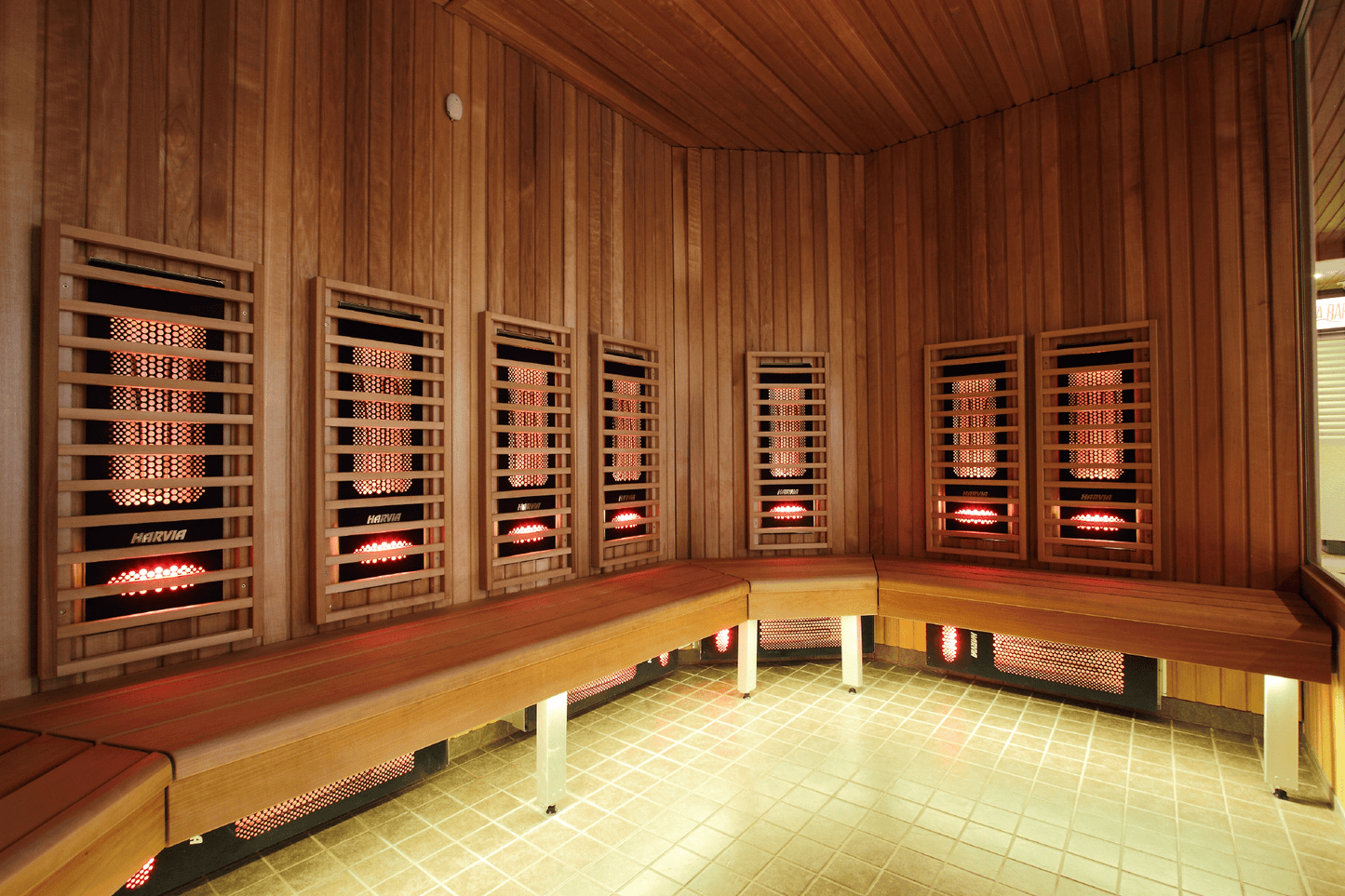 Radiatore a infrarossi Harvia Comfort nella cabina della sauna.