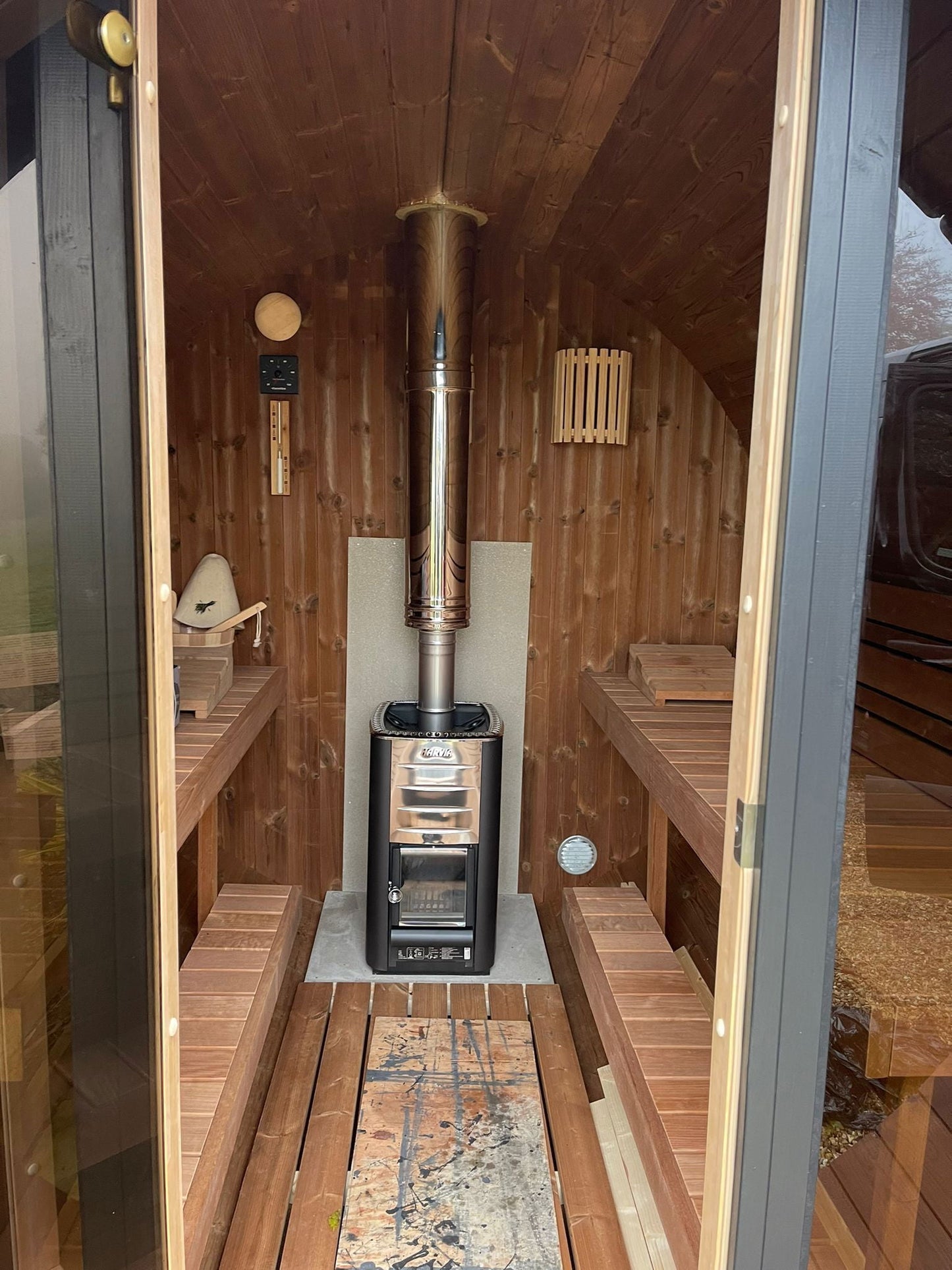 Sauna Barrel 280 Deluxe with wood-burning stove.