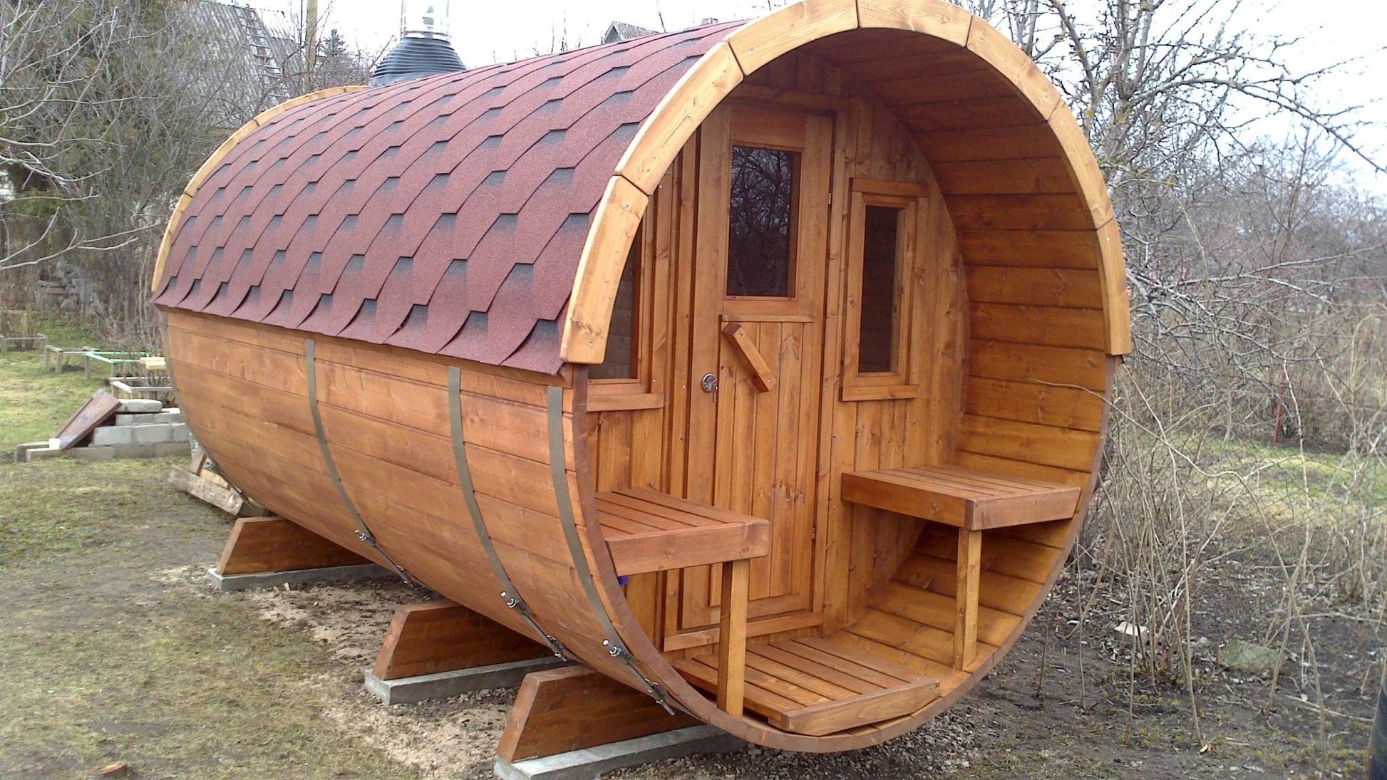 Sauna Barrel 400 in the shape of a wooden barrel.