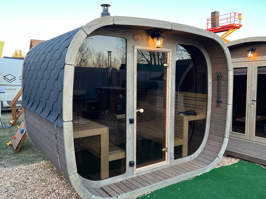 Sauna exterior Cubus con puerta de cristal y diseño moderno.