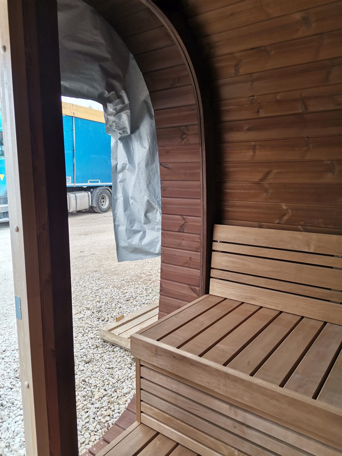 Sauna exterior Cabinas de madera con frontal de cristal.