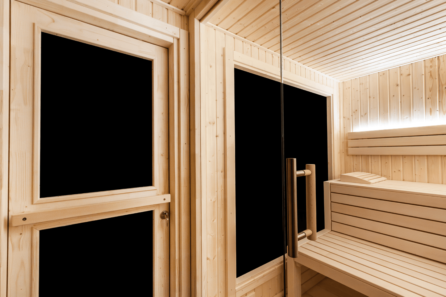Gran sauna al aire libre aislada Alpine con banco y puertas de cristal.
