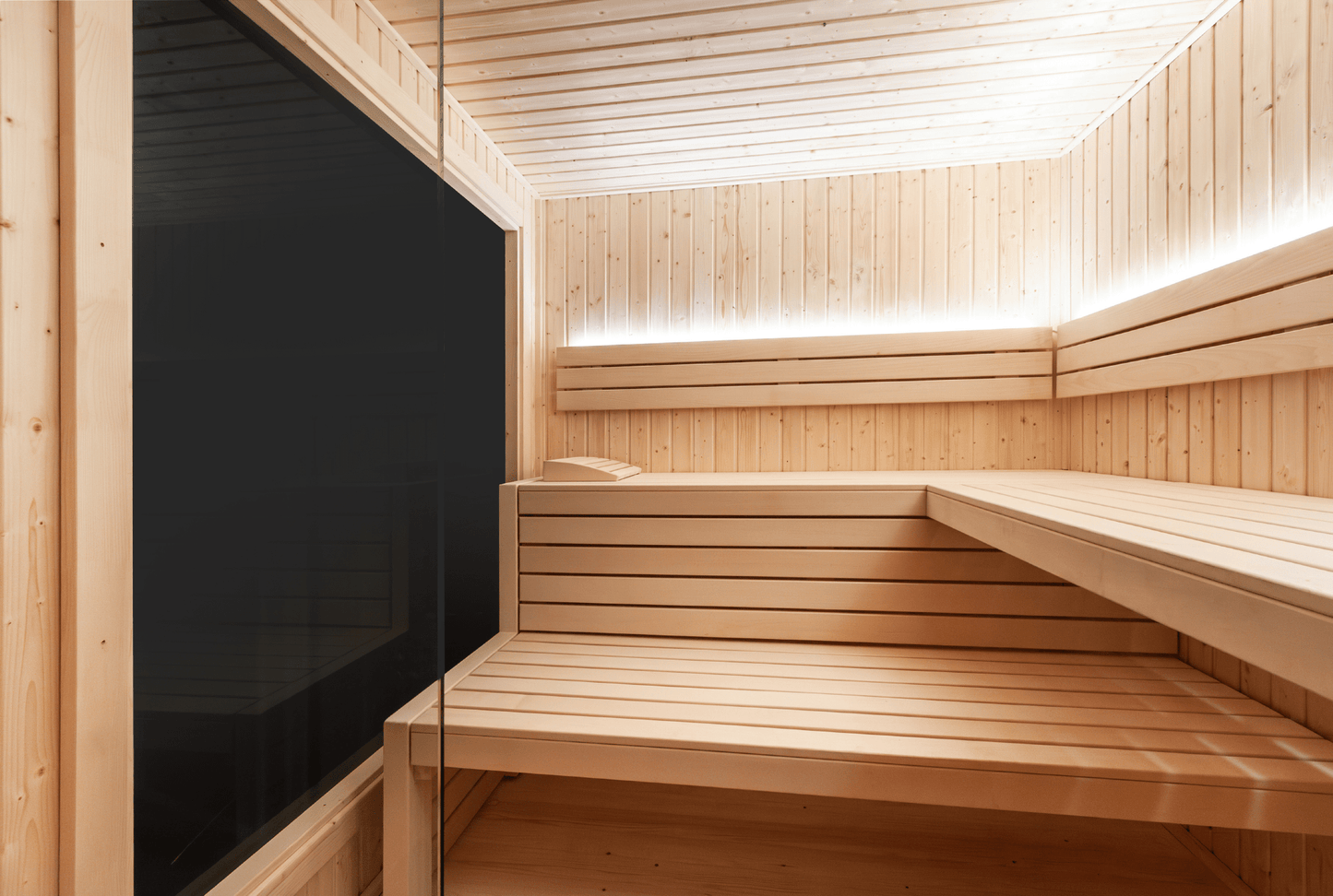 Gran sauna al aire libre con aislamiento Alpine y pantalla negra.