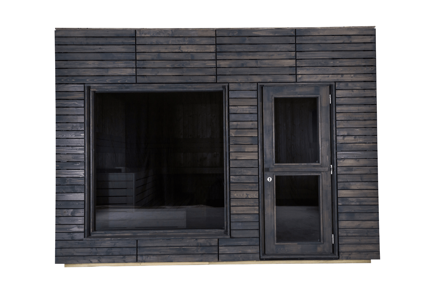 Gran sauna al aire libre con aislamiento alpino y ventana y puerta de madera.
