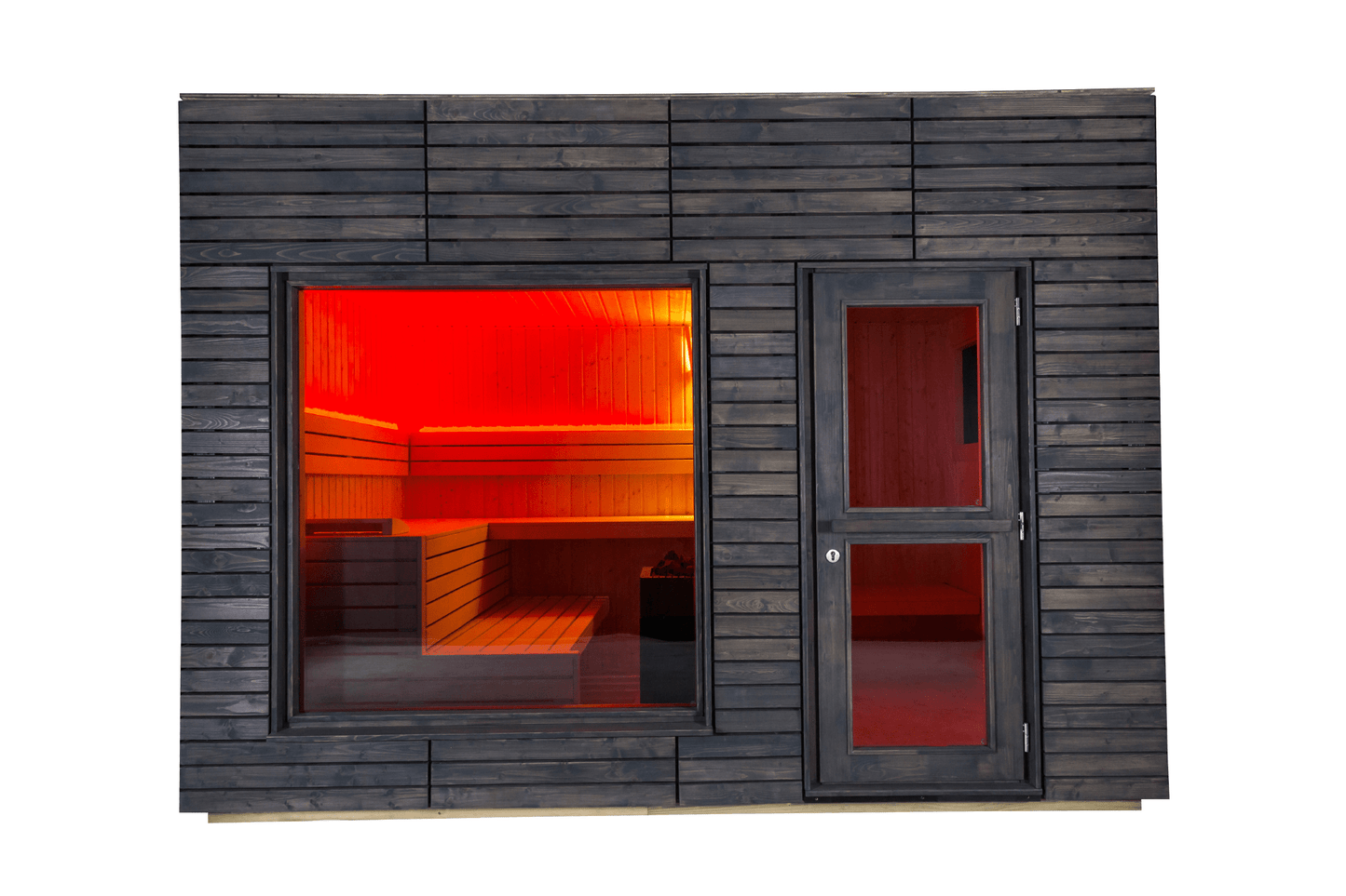 Gran sauna al aire libre con aislamiento alpino y ventana y puerta de madera.