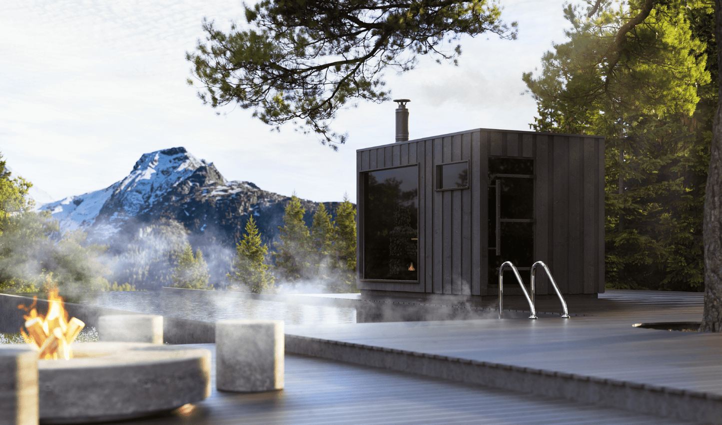 Leyenda Sauna aislada al aire libre con ventana panorámica y piscina al fondo.