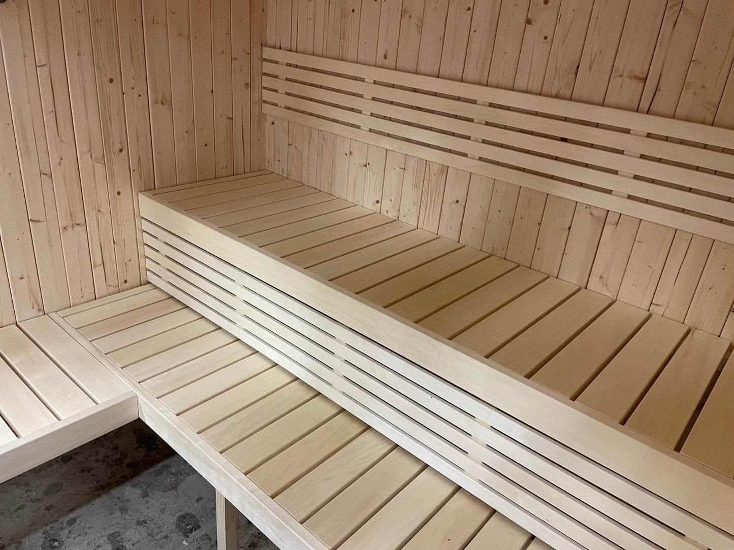Panca in legno per sauna interna di grandi dimensioni.