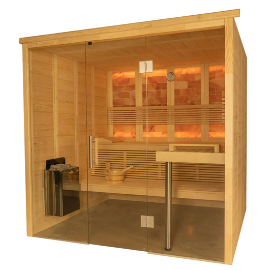 Sauna interna himalayana con porte di vetro e parete di sale.