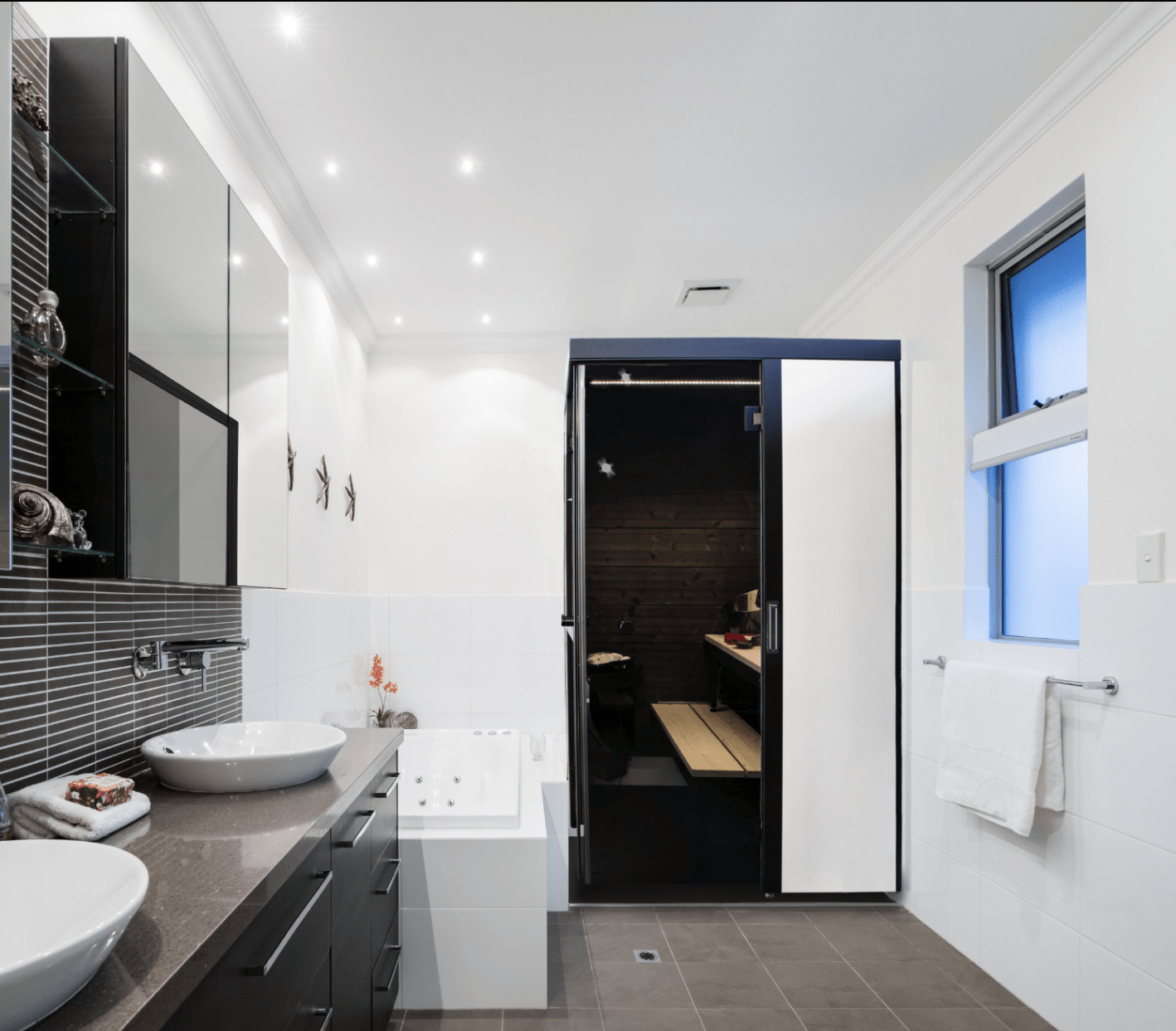 Un sauna SmartFold dans une salle de bain élégante.
