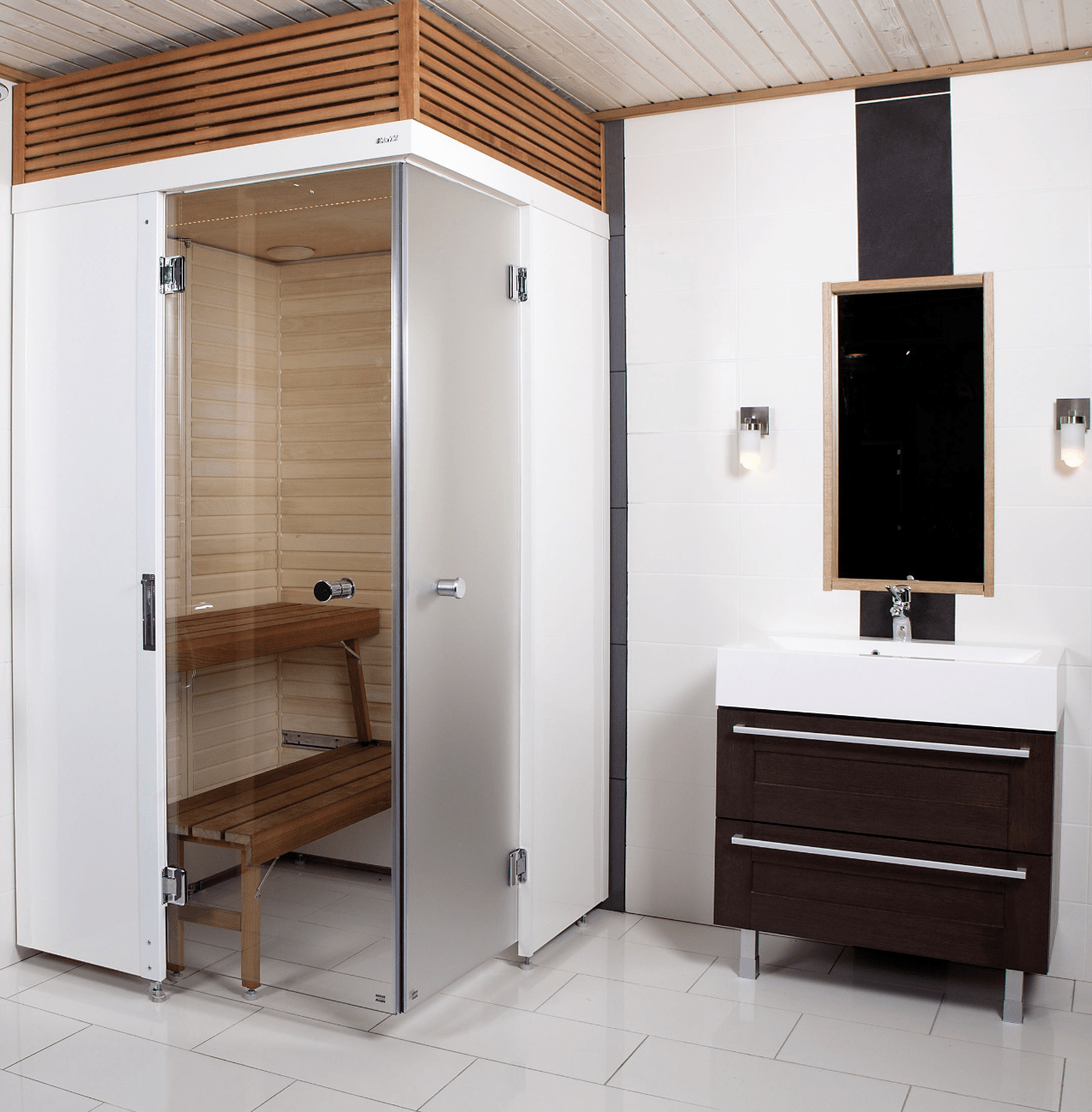 Sauna SmartFold dans une salle de bains moderne avec douche en verre.