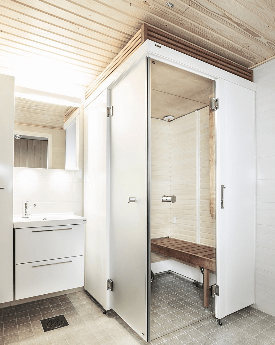 Sauna SmartFold dans la salle de bain avec banc et lavabo.