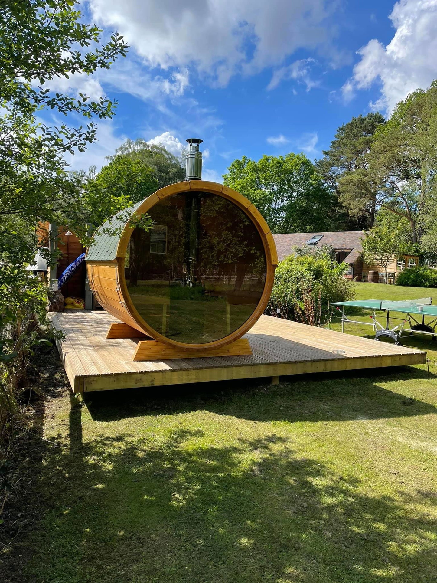 Sauna esterna Barrel 250 su una terrazza all'aperto.