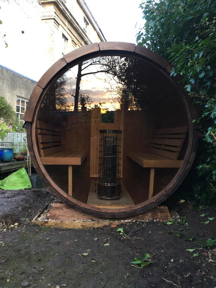 Sauna esterna Barrel 250 con panche integrate.