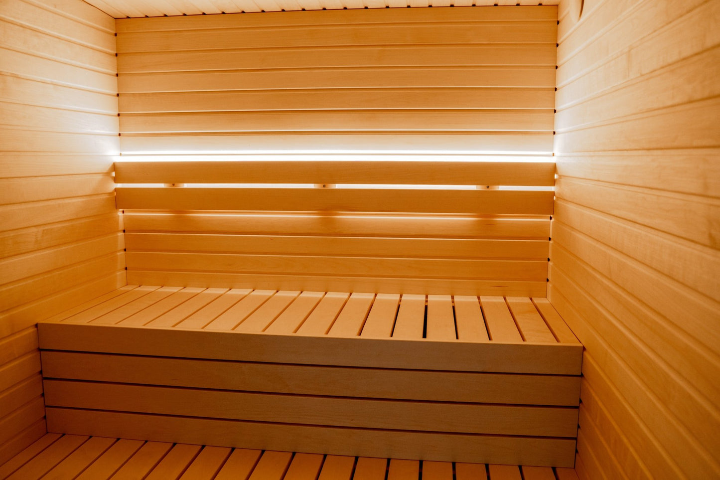 Sauna de exterior Lumi (aislada) con banco de madera para sauna.