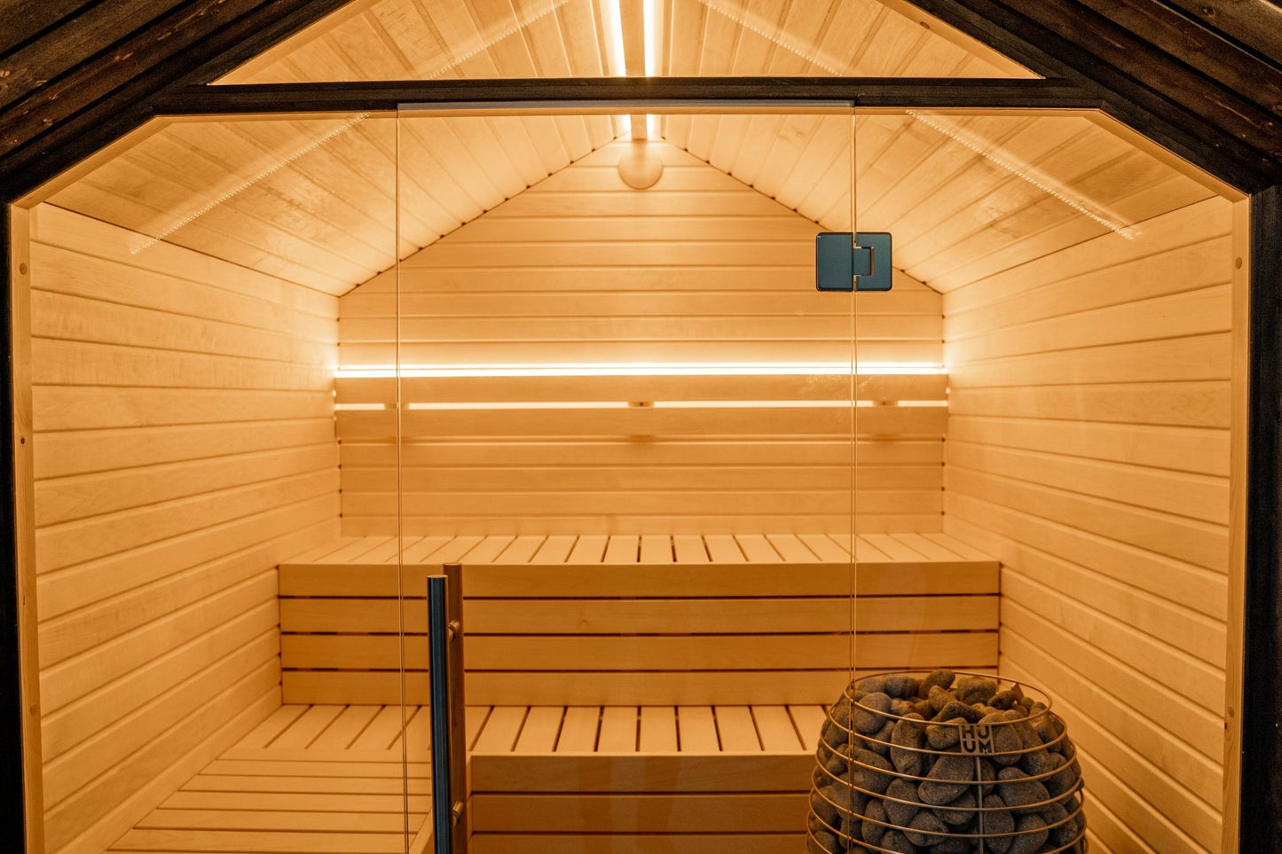 Sauna exterior Lumi con puerta de cristal.
