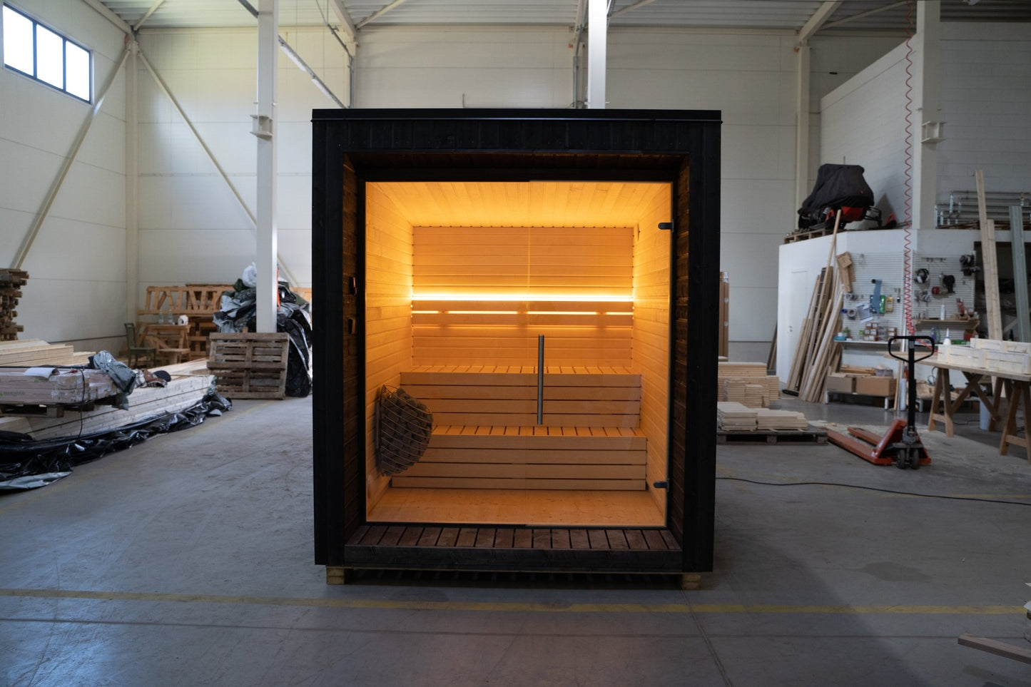 Sauna de exterior Lumi (aislada) con diseño nórdico minimalista.