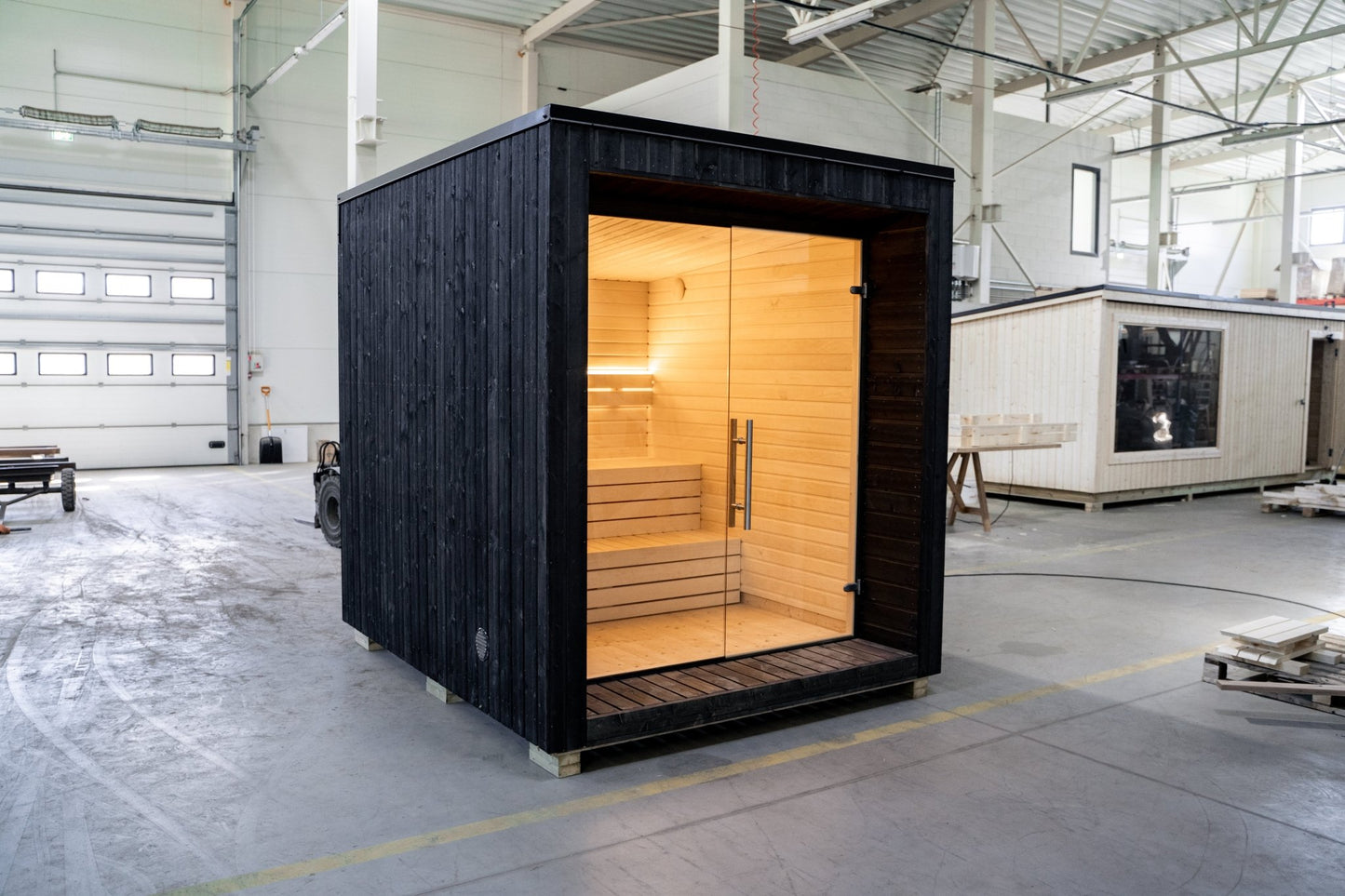Sauna exterior Lumi con puerta de cristal integrada.