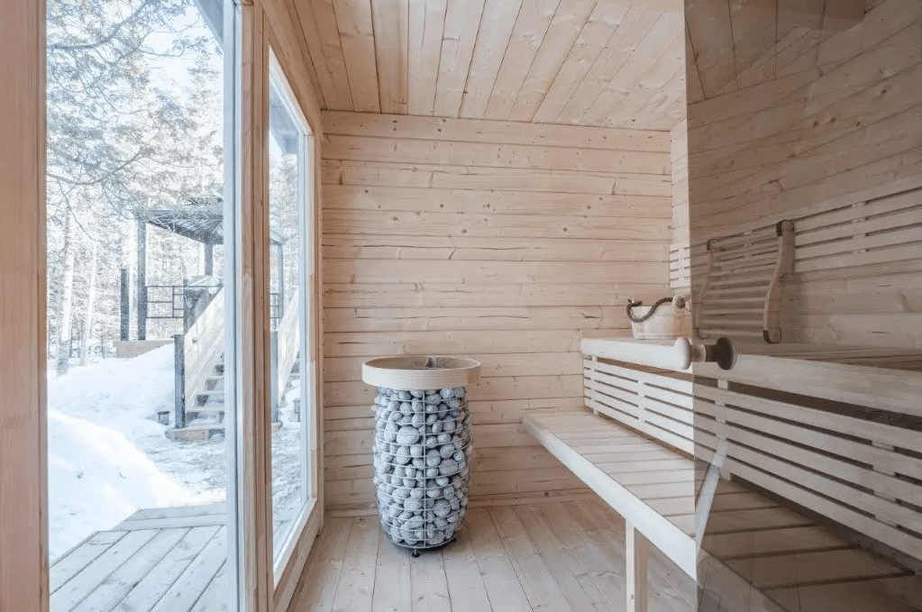 Sauna exterior Nordica con diseño escandinavo y vestuario.