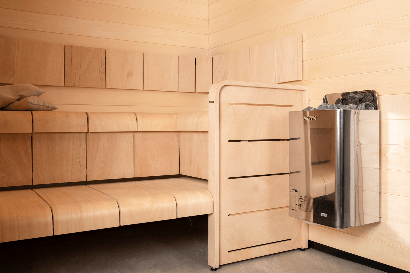Sauna elettrica combinata a parete con panca in legno.