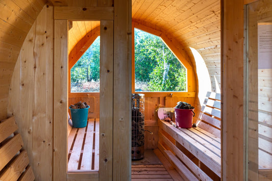 Sala de sauna com janela e banco de madeira.