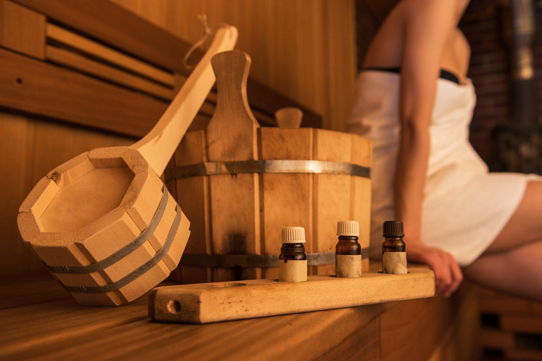 Balde de madeira e óleos essenciais em sauna.