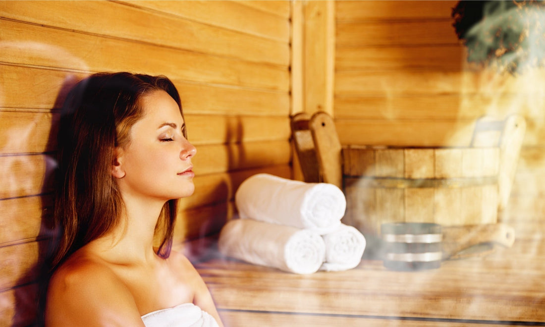 Mulher relaxando em uma sauna.