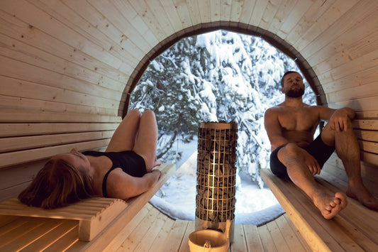 Homem e mulher relaxando em sauna de exterior.