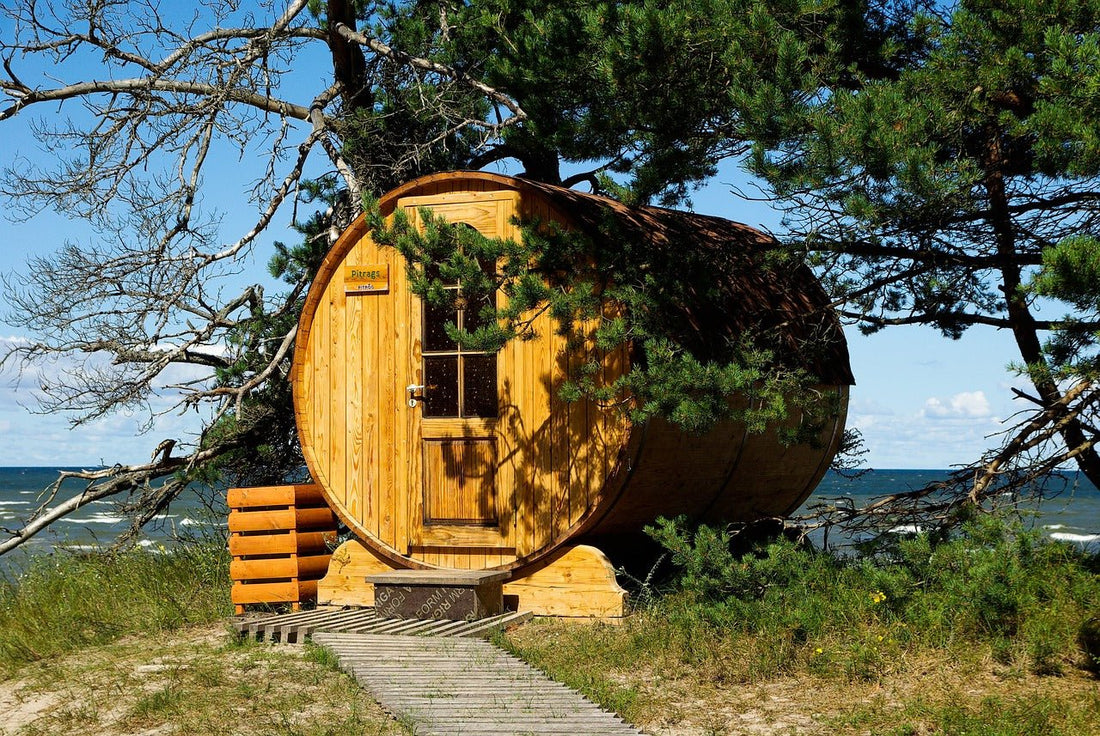 Sauna em formato de barril de madeira.