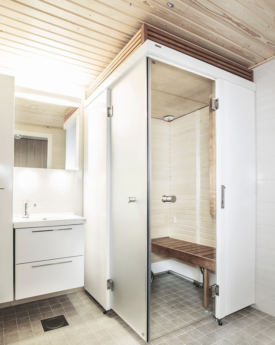 Sauna Smart Fold no banheiro moderno.