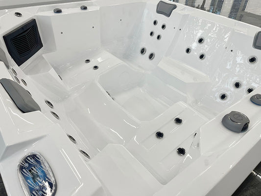 Jacuzzi Exterior Hydra 215 com alças pretas.