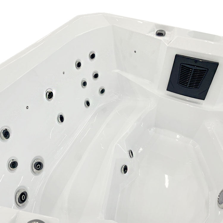 Jacuzzi Hydra 170 com detalhes pretos e prateados.