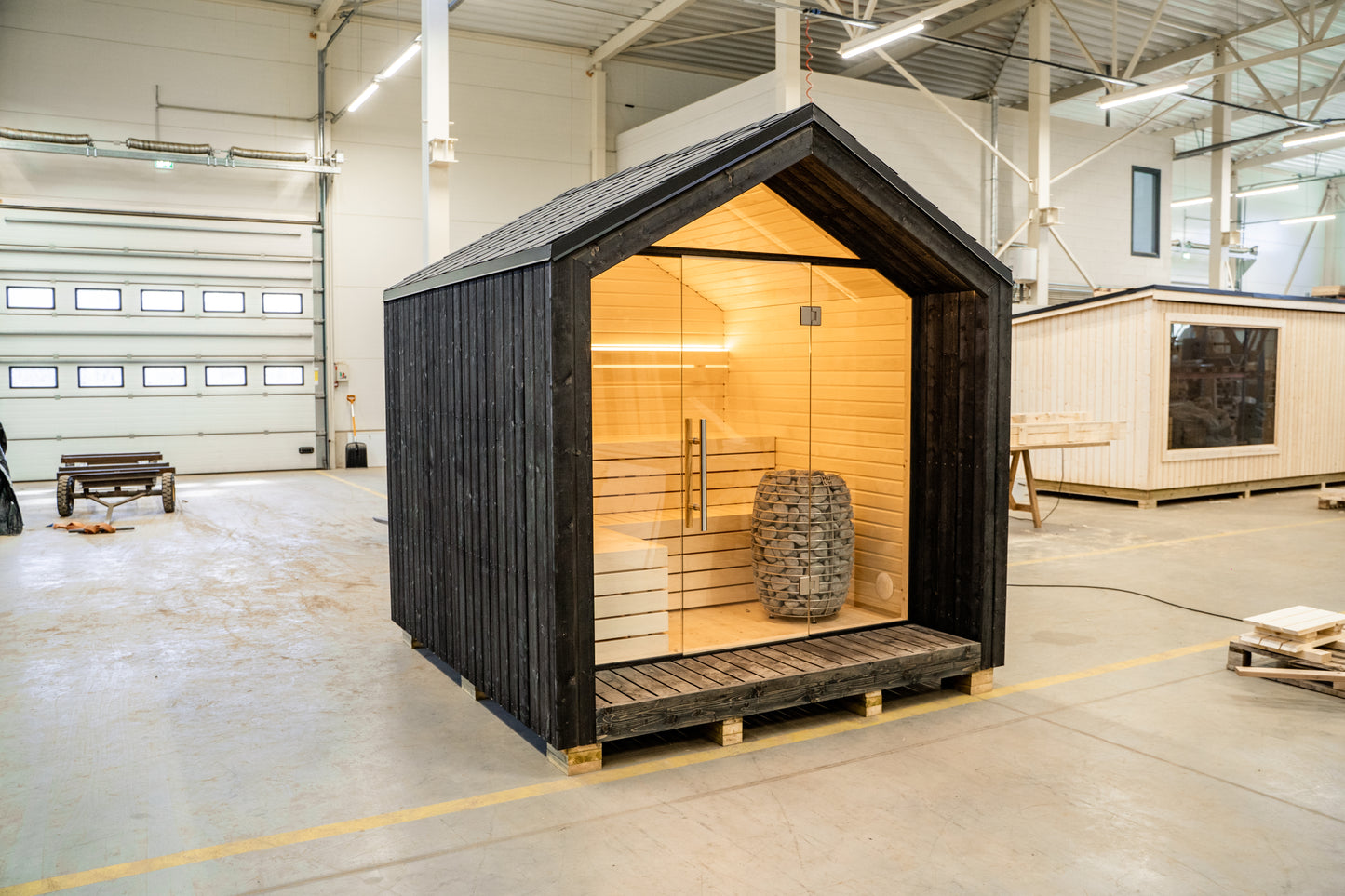 Sauna LUMI com porta de vidro e aquecedor elétrico.