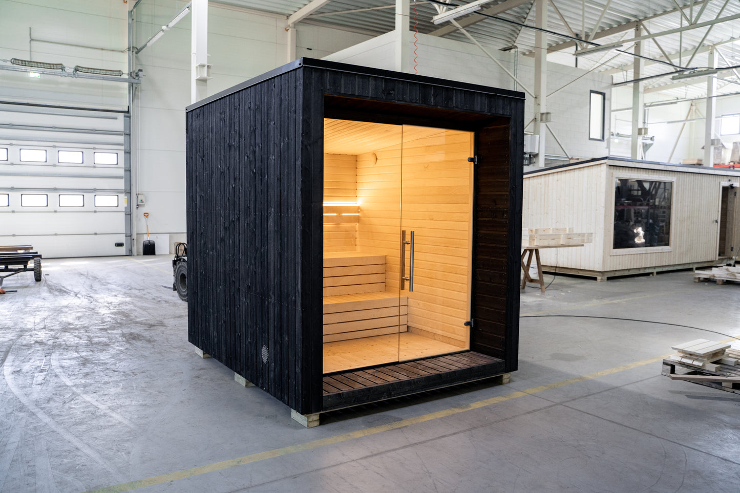 Sauna LUMI com porta de vidro, design nórdico.