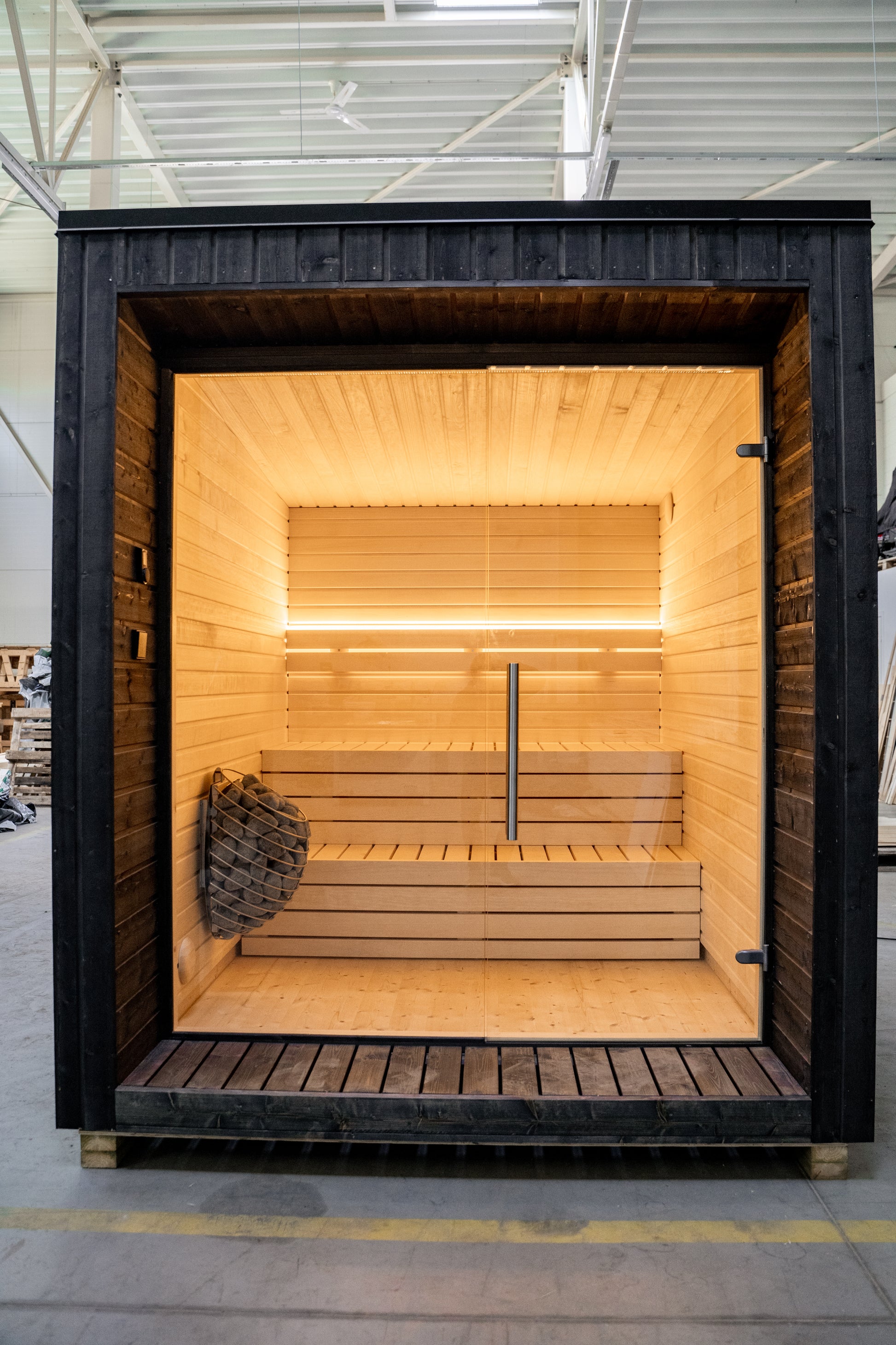 Sauna LUMI de madeira, design nórdico minimalista.