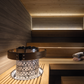 Conjunto de Iluminação LED Harvia em sauna com pedras e balde.