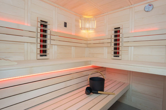 Sauna Arktis de Infravermelhos, interior moderno, madeira clara, painéis aquecedores.