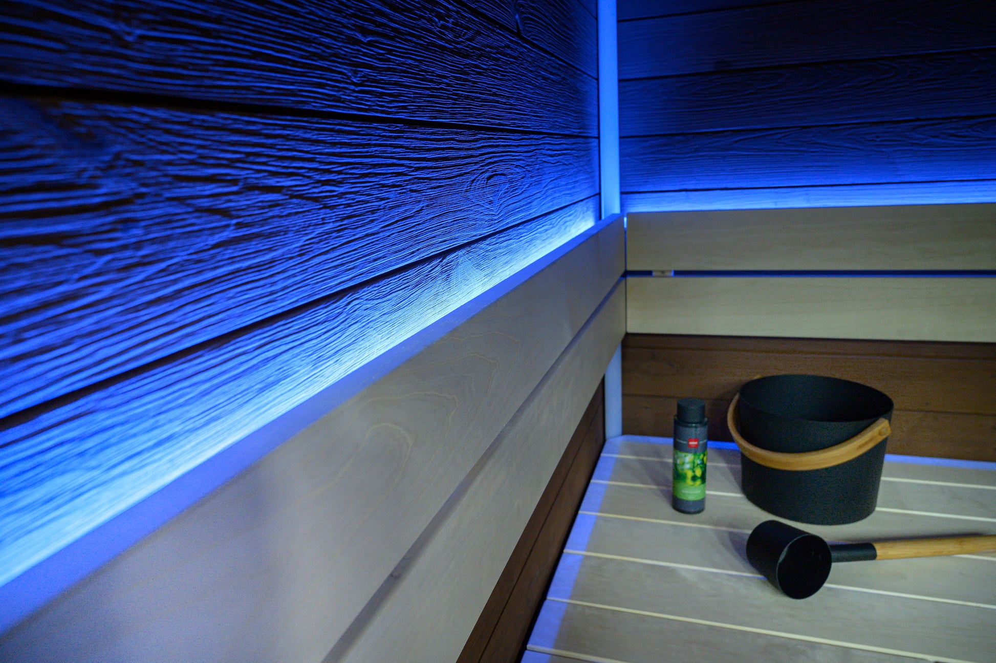 Sauna Block com iluminação LED e balde preto.