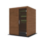 Sauna Utu: cabine de madeira com porta de vidro e bancos internos.