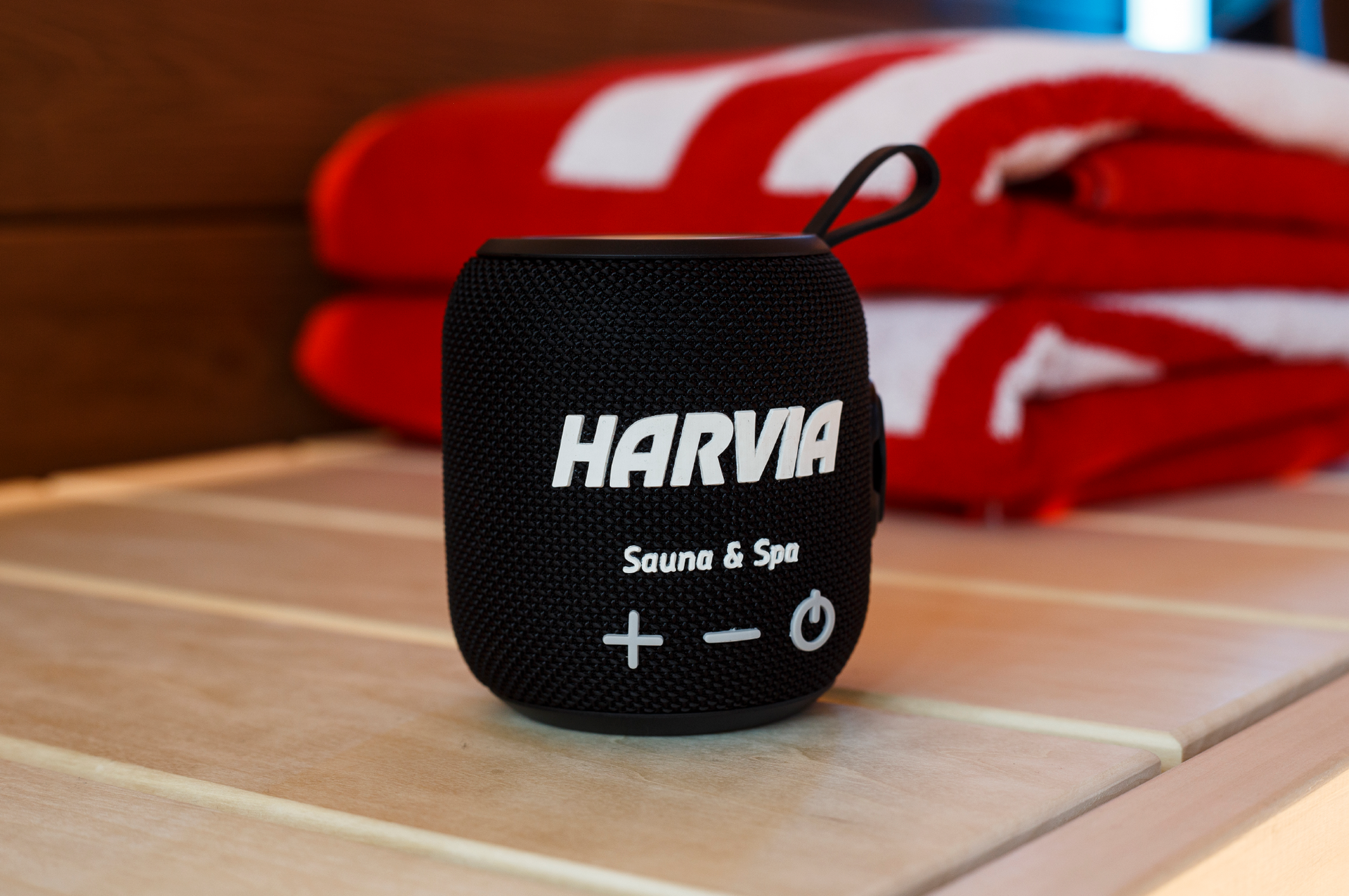 Coluna Bluetooth Para Sauna Harvia em mesa.