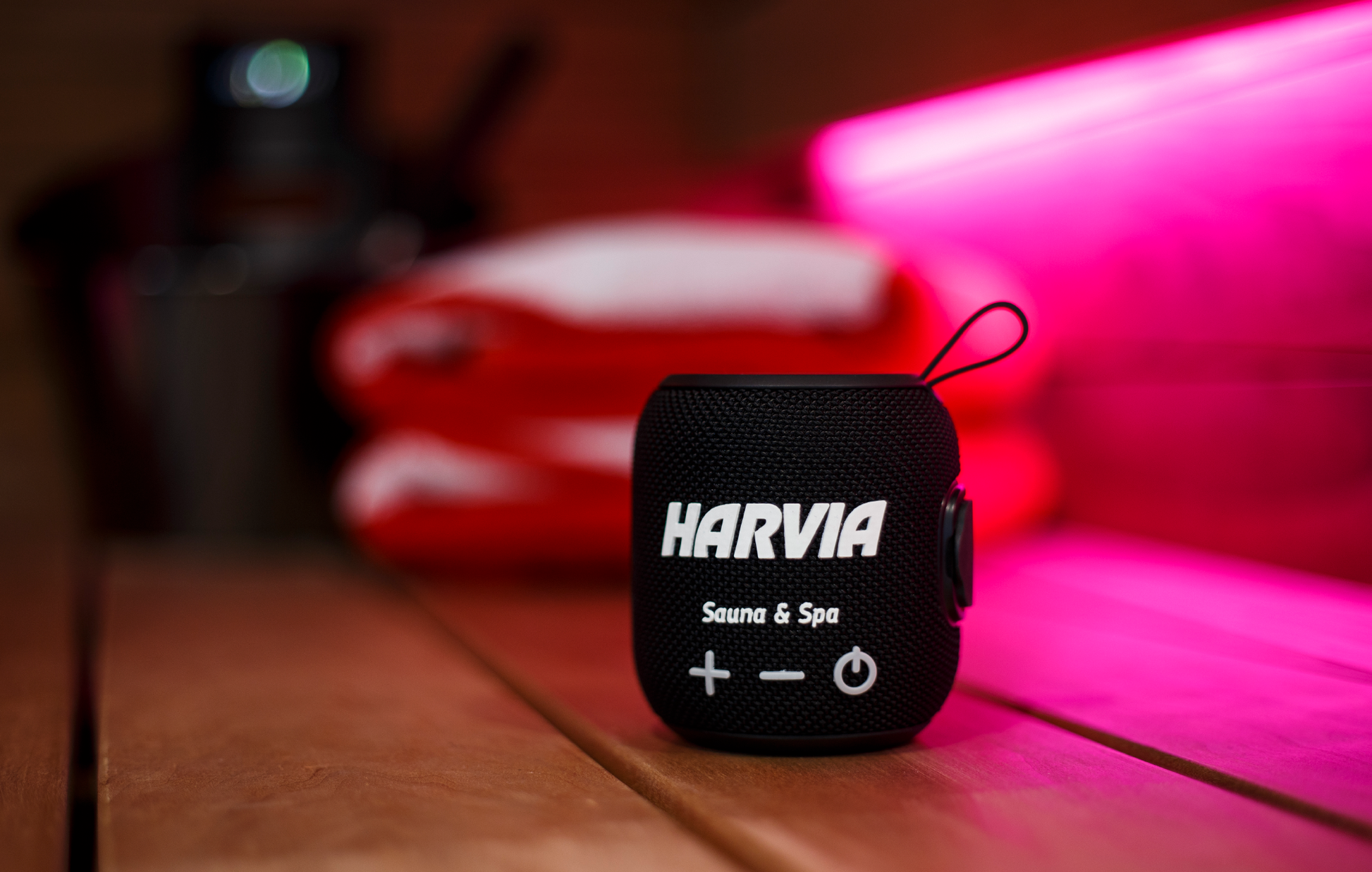 Coluna Bluetooth Para Sauna Harvia em superfície de madeira.