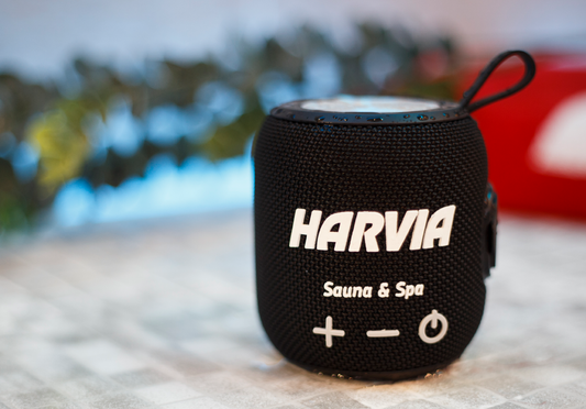 Coluna Bluetooth Para Sauna Harvia em um balcão.