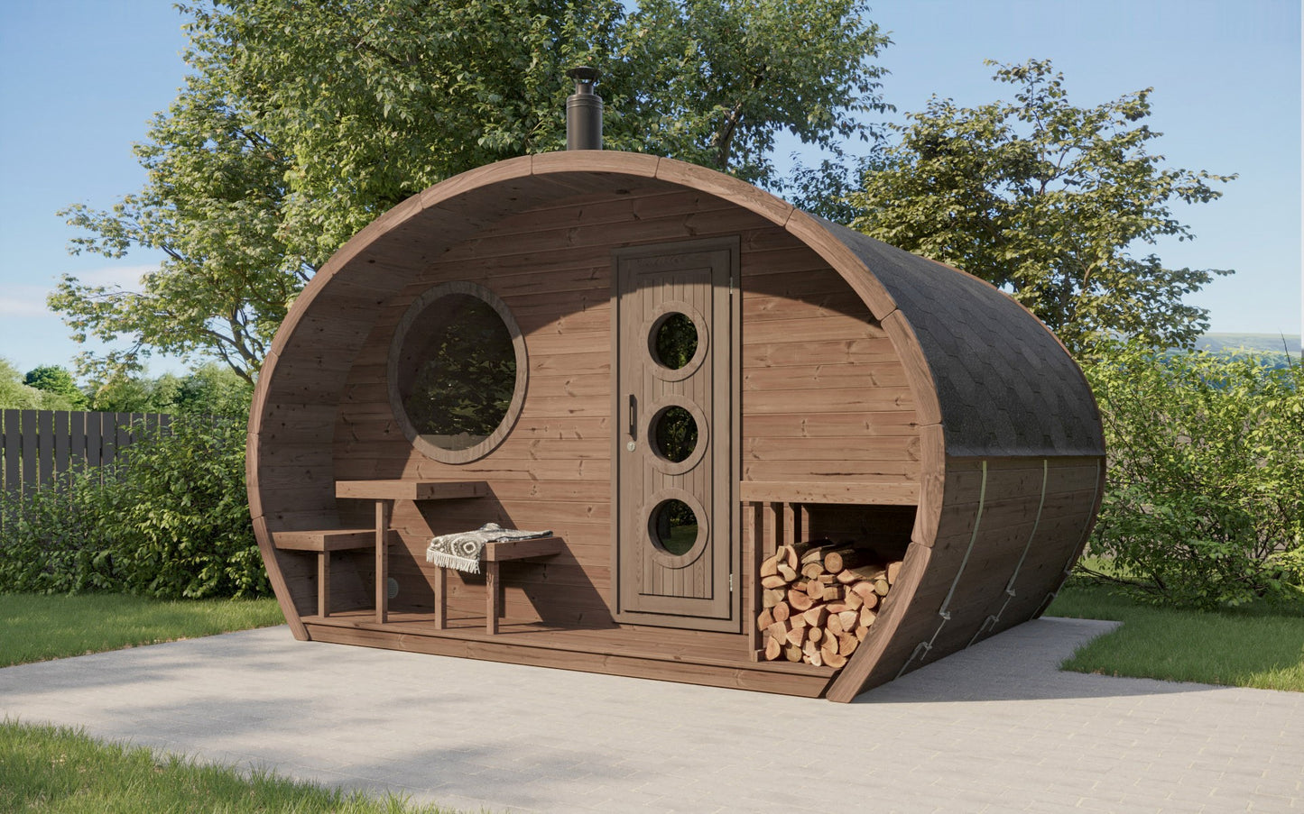 Sauna exterior Saunamo Hobbit 300 com design rústico e janelas redondas.