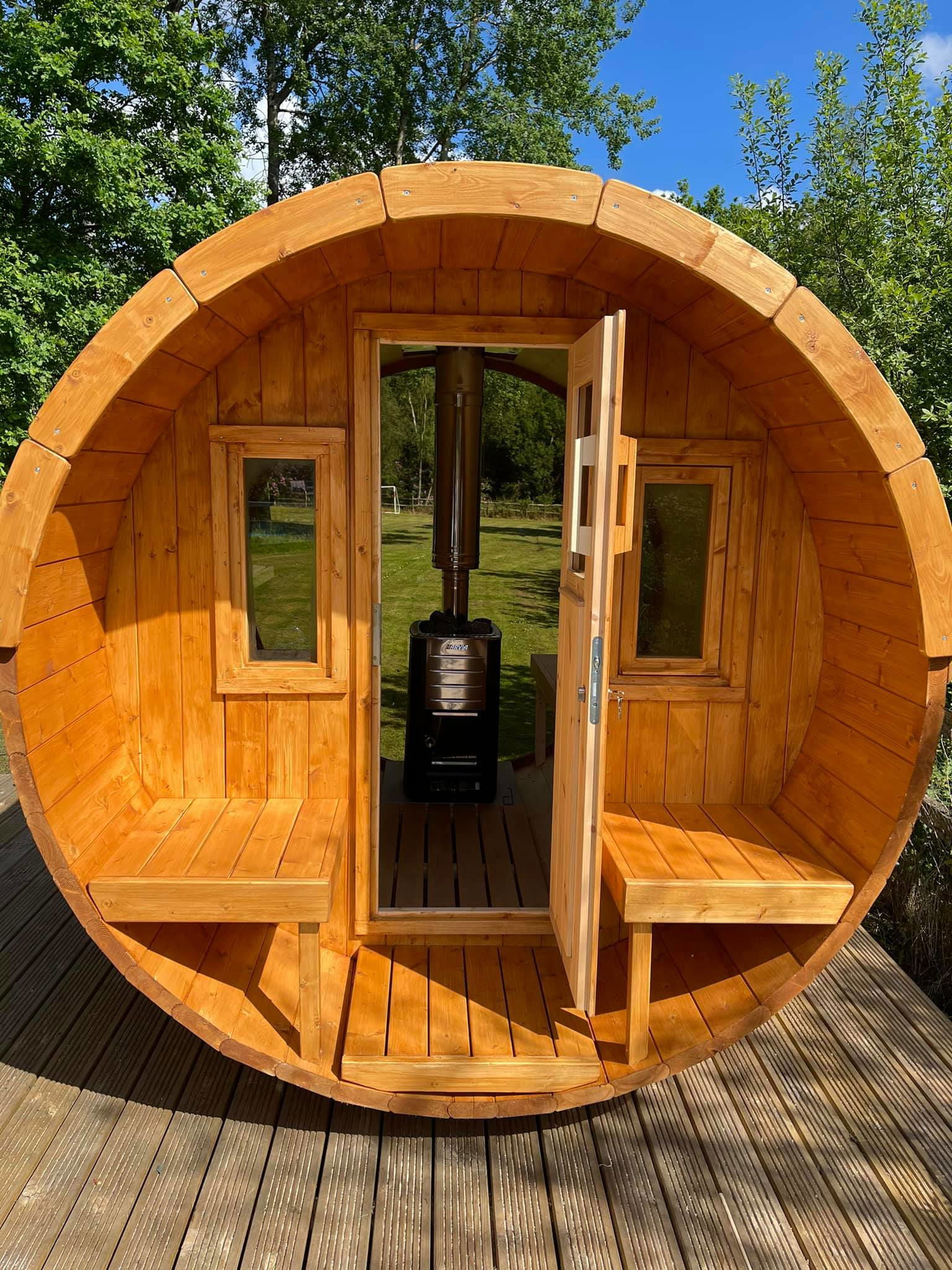 Sauna exterior Saunamo Barrel 250 em madeira com porta e bancos.