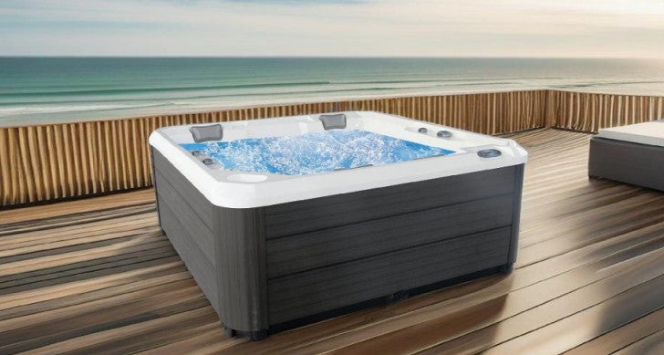 Jacuzzi Exterior Hydra 215 em um deck.