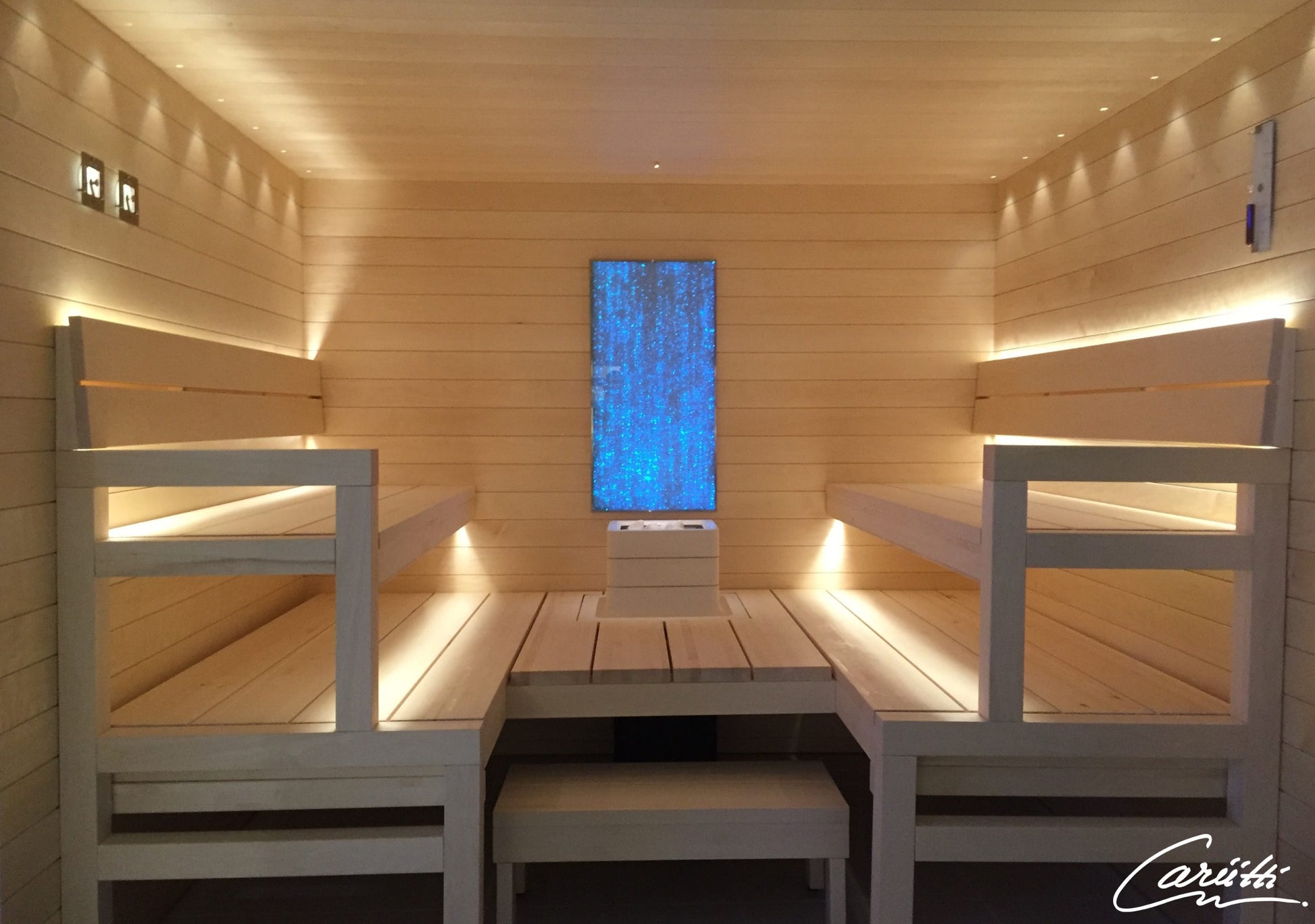 Cariitti Linear LED 2m instalado em sauna com bancos de madeira.