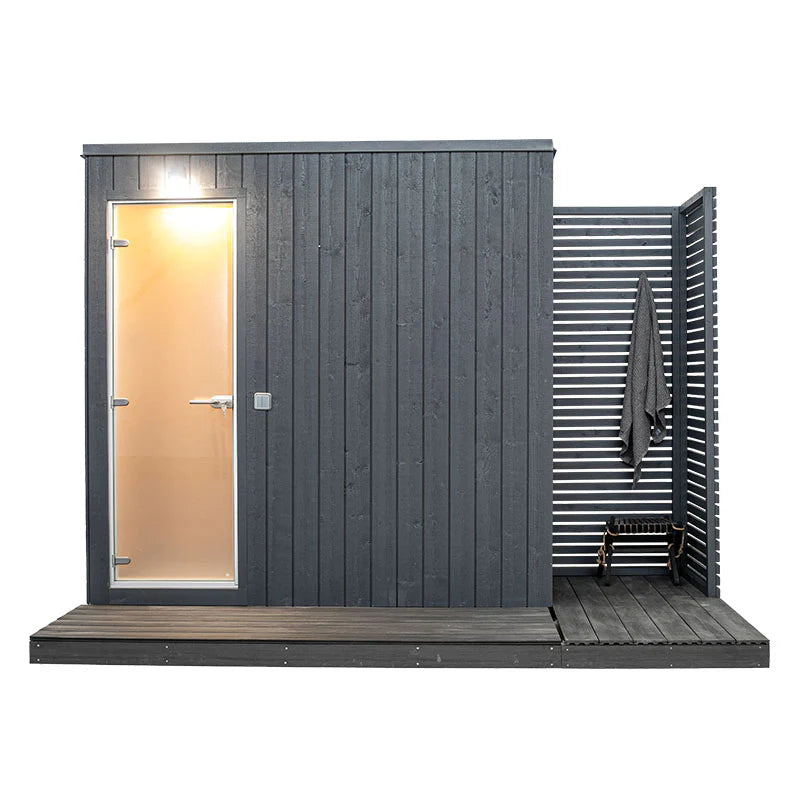 KUUT - Sauna a Vapor Externa com porta e toalha visível.