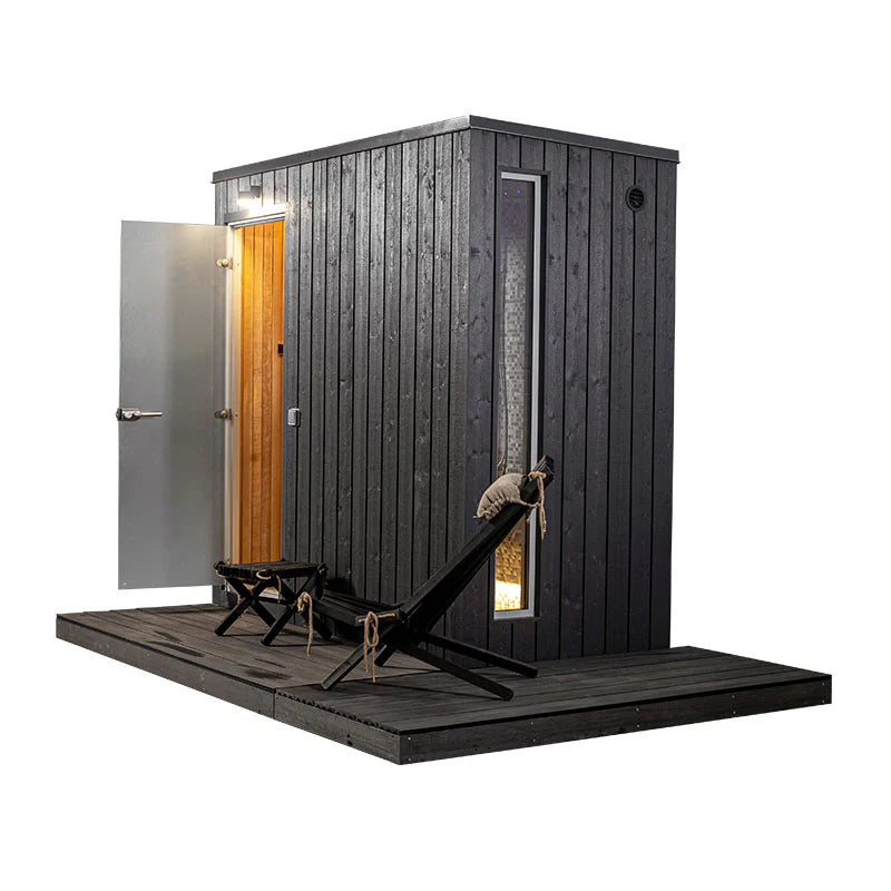 KUUT - Sauna a Vapor Externa com cadeira e porta visíveis.