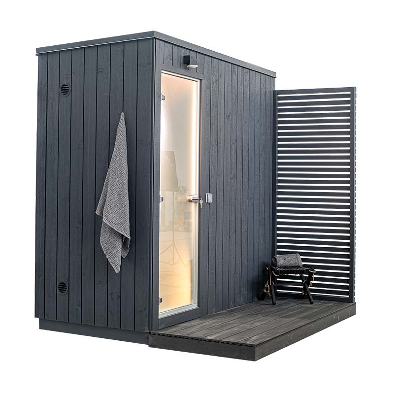 KUUT Sauna a Vapor Externa com porta e cadeira visíveis.